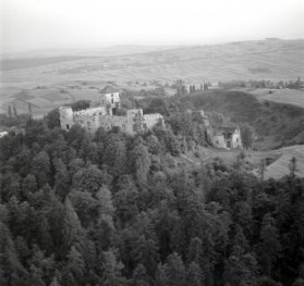 Zamek Tenczyn z XIV wieku, widok ogólny od strony zachodniej, skan 1