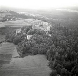 Zamek Tenczyn z XIV wieku, widok ogólny od strony północnej, skan 1