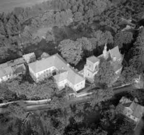 zespól klasztorny XV wieku Widok ogólny zespołu klasztornego kanoników regularnych od strony zachodniej, skan 1