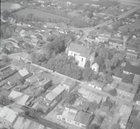 zespół urbanistyczny. Zabudowa miasta przy kościele parafialnym. Widok ogólny  od strony południowej, skan 1