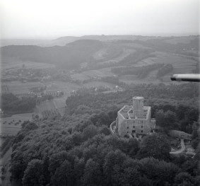 Widok ogólny ruin zamku od strony wschodniej, skan 1
