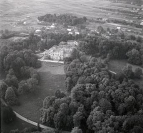 Pałac Potockich z XIX wieku, widok ogólny pałacu od strony południowej, skan 1