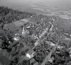 Fragment zabudowy centrum miasta z kościołem parafialnym, skan 1