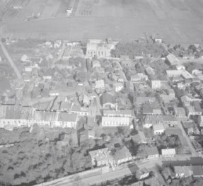 zespół urbanistyczny. Fragment zabudowy miasta z zespołem klasztornym Klarysek i zespołem klasztornym Franciszkanów od strony południowej - zachodniej, skan 1