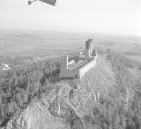 zamek XIII wieku Widok ogólny ruin zamku od strony północnej, skan 1