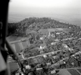 Fragment zabudowy miasta z kościołem parafialnym, widok ogólny od strony południowo - wschodniej, skan 1