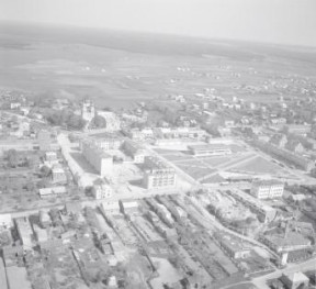 zabudowa centrum miasta. Widok ogólny centrum od strony zachodniej, skan 1