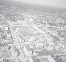 zabudowa centrum miasta. Widok ogólny centrum od strony południowej, skan 1