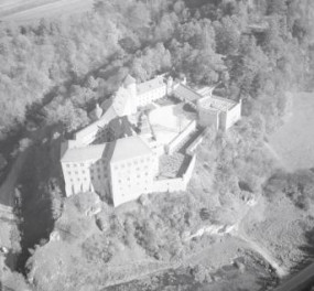 Zamek królewski z XIV wieku, widok ogólny od strony południowo - zachodniej, skan 1