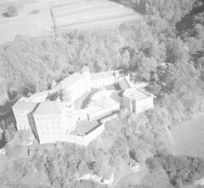 Zamek królewski z XIV wieku, widok ogólny od strony południowo - wschodniej, skan 1