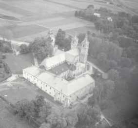 opactwo Cystersów XIII wieku Widok ogólny opactwa  Cystersów od strony południowej - zachodniej , skan 1