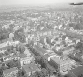 zabudowa miasta. Widok ogólny centrum miasta od strony południowej - zachodniej, skan 1
