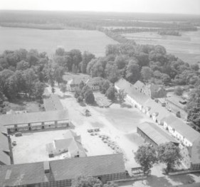 zespół urbanistyczny. Zabytkowe budynki w zespole PGR. Widok ogólny , skan 1