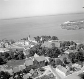 zabudowa miasta. Fragment zabudowy  miasta  z katedrą od strony południowej, skan 1