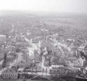 zabudowa miasta. Widok ogólny zabudowy centrum od strony północnej - wschodniej, skan 1