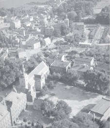 zabudowa centrum miasta. Widok ogólny północnej - zachodniej części  miasta z kościołem i klasztorem pobernardyńskim, skan 1