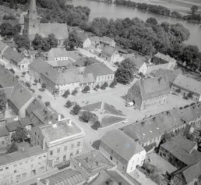 Widok ogólny zabudowy rynku od strony płd., skan 1