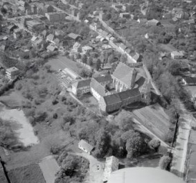 zabudowa miasta. Zabudowa miasta z zespołem klasztornym Bernardynów od strony wschodniej, skan 1