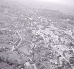 zabudowa centrum. Widok ogólny rynku i centrum od strony wschodniej, skan 1