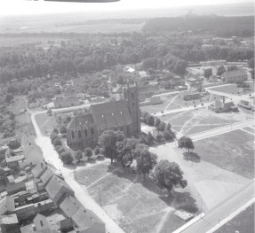 kościół parafialny. Widok ogólny kościoła w otoczeniu zabudowy miasta, skan 1