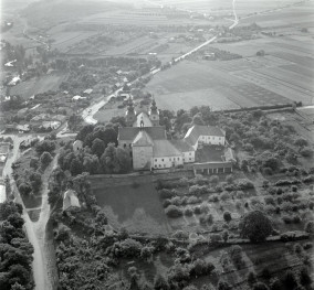 klasztor Kanoników Regularnych. Widok ogólny zespołu klasztornego od północnej , skan 1