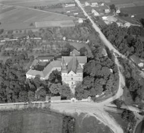 klasztor Kanoników Regularnych. Widok ogólny zespołu klasztornego od południowej , skan 1
