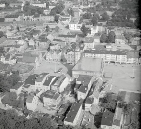 zabudowa przyrynkowa z ratuszem. Widok ogólny zabudowy przyrynkowej od strony zachodniej, skan 1