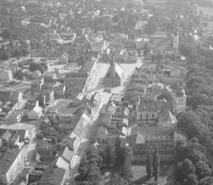zabudowa staromiejska  centrum. Fragment zabudowy staromiejskiej z rynkiem i  kościołem parafialnym oraz kościołem i klasztorem Franciszkanów od strony północnej, skan 1