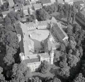 zamek /XVI, XVII, XVIII wieku/ Widok ogólny zamku w otoczeniu parkowym od strony zachodniej, skan 1