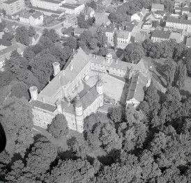 zamek /XVI, XVII, XVIII wieku/ Widok ogólny zamku w otoczeniu parkowym od strony płd- zach, skan 1