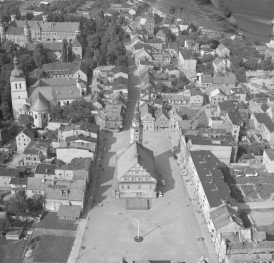 zabudowa staromiejska  miasta z rynkiem. Fragment zabudowa miasta z rynkiem i  ratuszem oraz kościołem parafialnym oraz kościołem Franciszkanów i zamkiem od strony południowej, skan 1