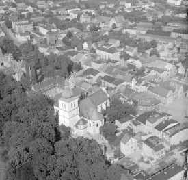 zabudowa staromiejska miasta z kościołem i klasztorem Franciszkanówieku Fragment zabudowy staromiejskiej miasta  z kościołem i klasztorem Franciszkanów  od strony południowej -  zachodniej, skan 1