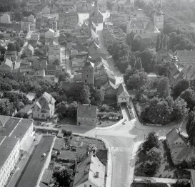 zabudowa staromiejska  centrum miasta. Fragment zabudowy miasta z położeniem rynku i kościołem i klasztorem Franciszkanów od strony północnej, skan 1