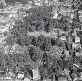 cmentarz z kościołem cmentarnym. Widok ogólny cmentarza z położeniem kościoła i wieży wodnej od strony zachodniej, skan 1