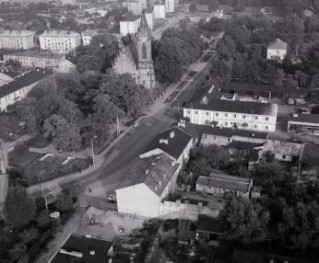 zabudowa miasta. Fragment zabudowy centrum miasta z kościołem od strony zachodniej, skan 1