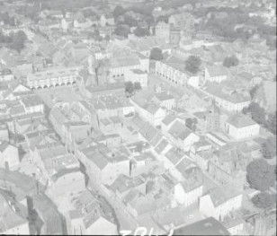 zabudowa staromiejska miasta z rynkiem i kościołem parafialnym /XIV, XVI, XVII wieku/ Fragment zabudowy staromiejskiej miasta z rynkiem od strony północnej, skan 1