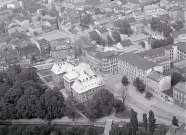 widok ogólny ratusza w otoczeniu zabudowy miasta od strony południowo - zachodniej, skan 1