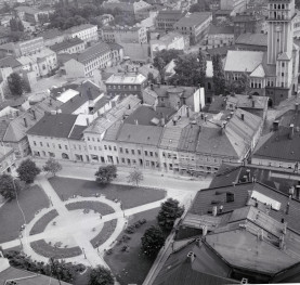 fragment zabudowy rynku i zabudowy przyrynkowej od strony północno -zachodniej, skan 1