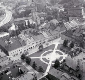 widok ogólny zabudowy rynku z położeniem kościoła farnego od strony północno - wschodniej, skan 1