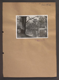 fotografia czarno-biała przedstawiająca fragment miejscowego parku oraz stawu, skan 1