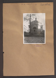 2 fotografie czarno-białe przedstawiające wzniesioną w 1791 r. kaplicę pałacową p. w. św. Krzyża na miejscu dawnego kościoła - wiodok tylnej części budynku, skan 1