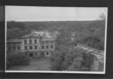 fotografia czarno-biała przedstawiająca widok z tarasu na Odrę, oficynę oraz dolne ogrody , skan 1