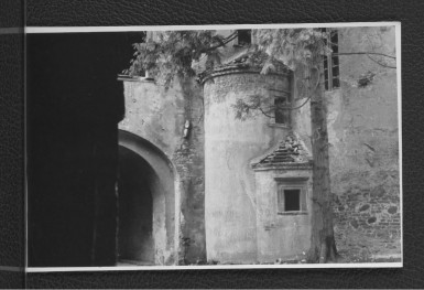 fotografia czarno-biała przedstawiająca wewnętrzną bramę prowadzącą na dziedziniec zamkowy , skan 1