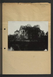 fotografia czarno-biała przedstawiająca miejscowy zamek od wschodu, skan 1