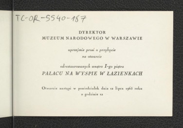 zaproszenie ze strony Dyrektora Muzeum Narodowego w Warszawie na otwarcie odrestaurowanych wnętrz Pałacu na Wyspie 12 lipca 1965 r.; na zaproszeniu reprodukcja czarno-białej fotografii  ukazującej wnętrza apartamentu pierwszego piętra Pałacu w Łazienkach , skan 3