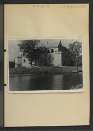 fotografia czarno-biała przedstawiająca fragment miejscowego zamku od wschodu, skan 1