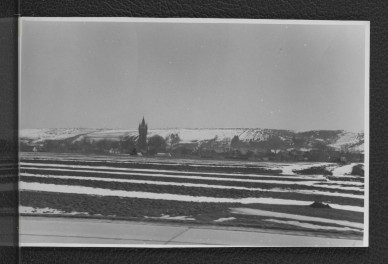 2 fotografie czarno-białe przedstawiające fragment miejscowości, skan 1