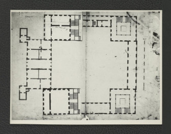 2 fotografie czarno-białe przedstawiające projekt ogólny przebudowy i rozbudowy dawnego Pałacu Morsztynów na Pałac Królewski w pierwszej poł. XVIII w.  – II wariant rzutu I pietra; ze zbiorów drezdeńskich, skan 1