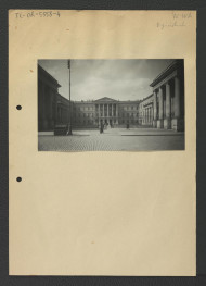 fotografia czarno-biała przedstawiająca elewację frontową miejscowego pałacu; dwie karty, skan 1