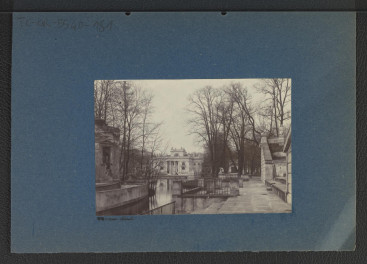 reprodukcja dwubarwnej fotografii zamieszczeonej w publikacji tematycznej ukazującej Pałac na Wodzie od strony Teatru na Wyspie , skan 1